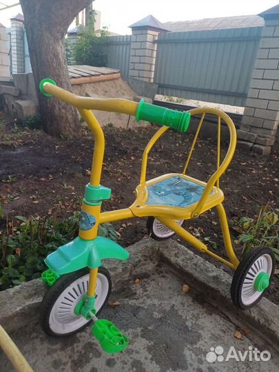 Детский велосипед и мотоцикл