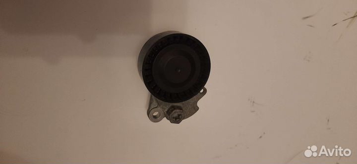 Ролик натяжной приводного ремня VW Пассат B8