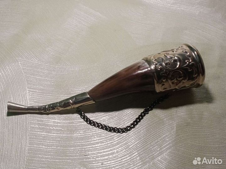 Рог сувенирный натуральный с латунным орнаментом