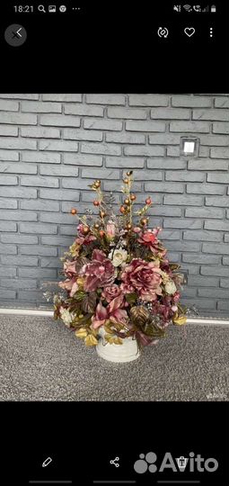 Цветочная композиция из искусственных цветов