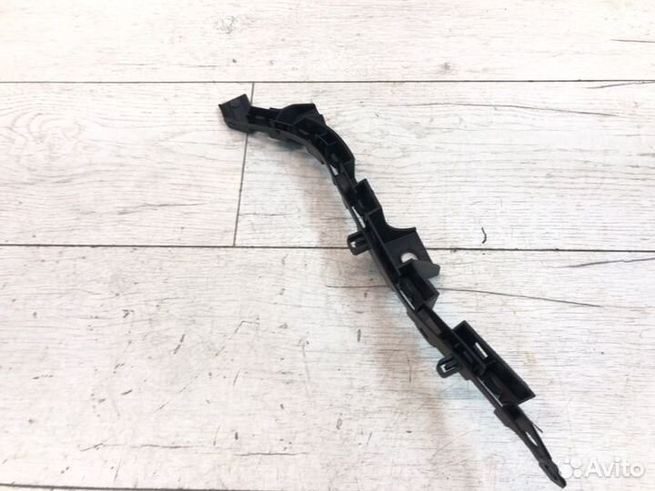 Крепление бампера переднее правое Mercedes