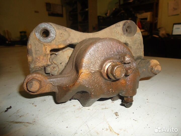 Суппорт передний левый