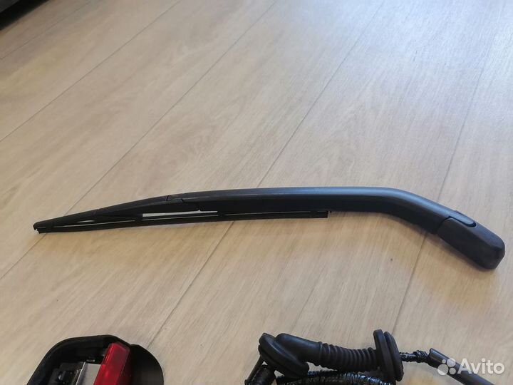 Запчасти от задней двери