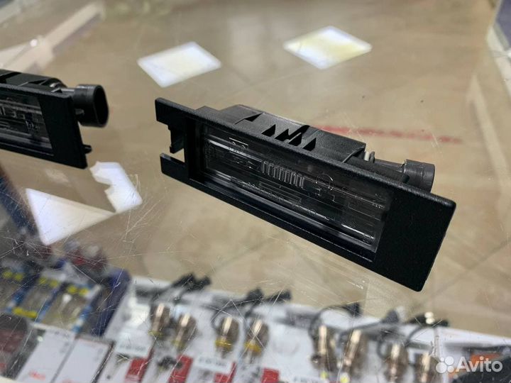 Плафон освещения номерного знака Opel Astra