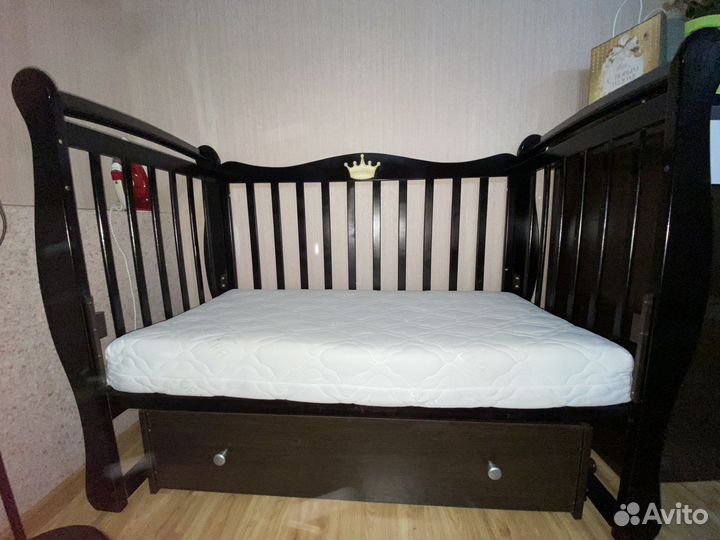 Кроватка с маятником и ящиком