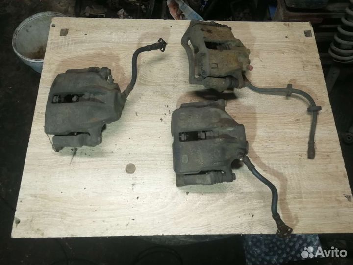 Суппорт передний правый, левый Audi 80 B3