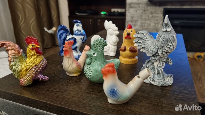 Коллекция статуэток петушков