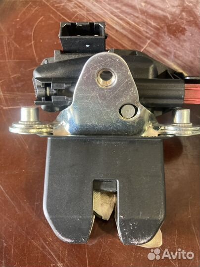 Замок багажника Volkswagen Polo