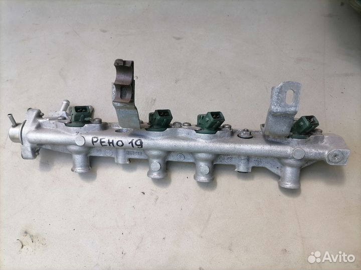 Топливная рампа Renault 19 1989 в сборе с форсунк