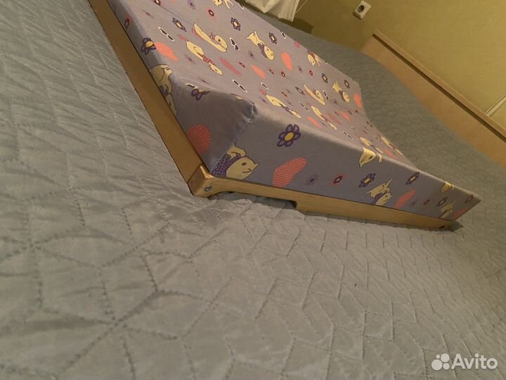 Пеленальный столик на кроватку