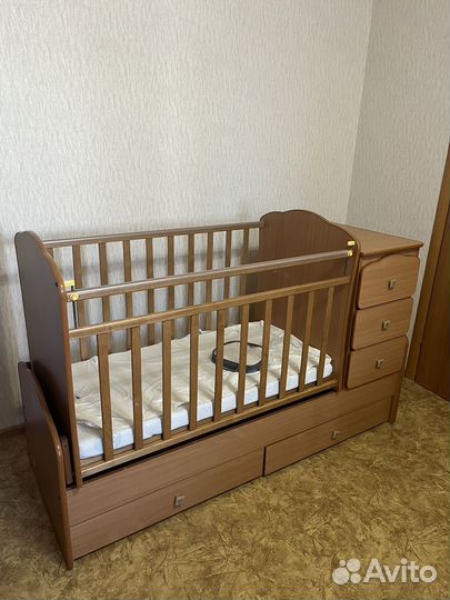 Детская кроватка с маятником