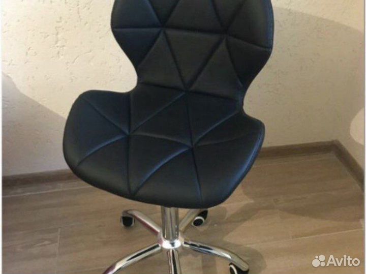 Стул ракушка на колесах