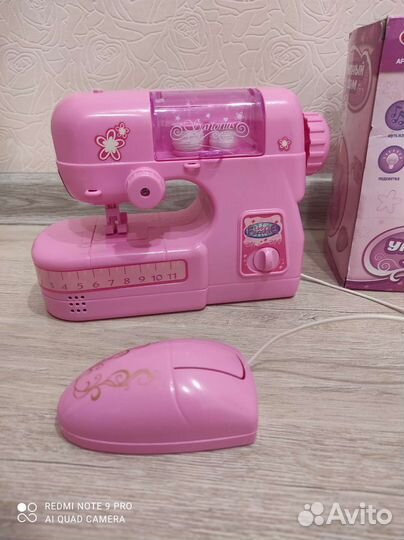 Игрушечная швейная машинка