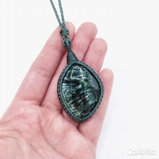 Кулон серафинит
