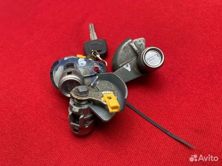 Личинки дверей Hyundai Elantra XD G4GC 2002