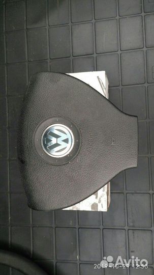Подушка безопасности водителя в руль vw golf5 jett