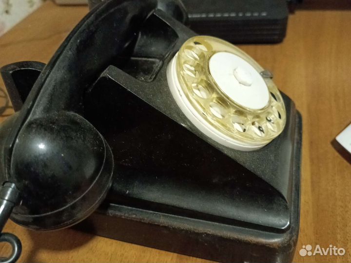 Старинный телефонный аппарат