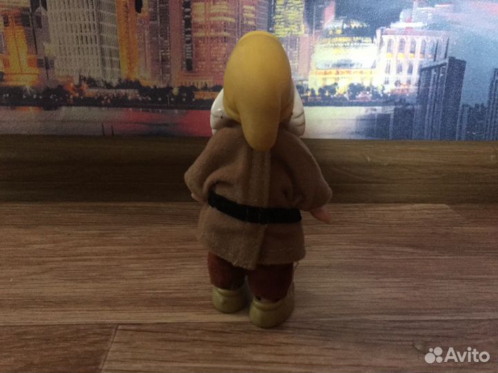 Коллекционная кукла дисней гном из белоснежна и 7