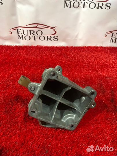 Кронштейн двигателя Mercedes-Benz C-Class W204