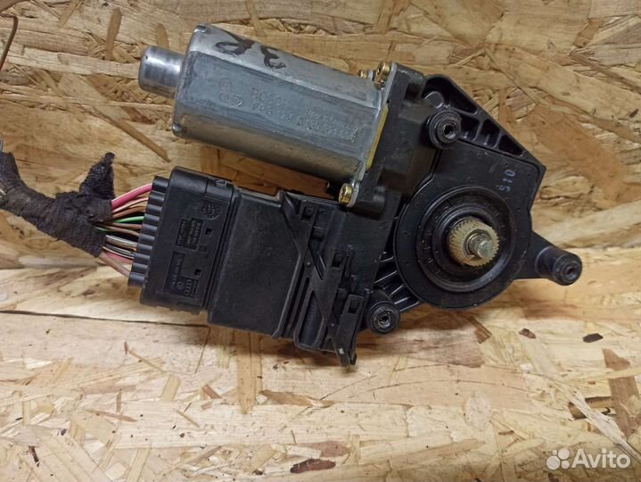 Моторчик подъемника заднего правого Passat B5