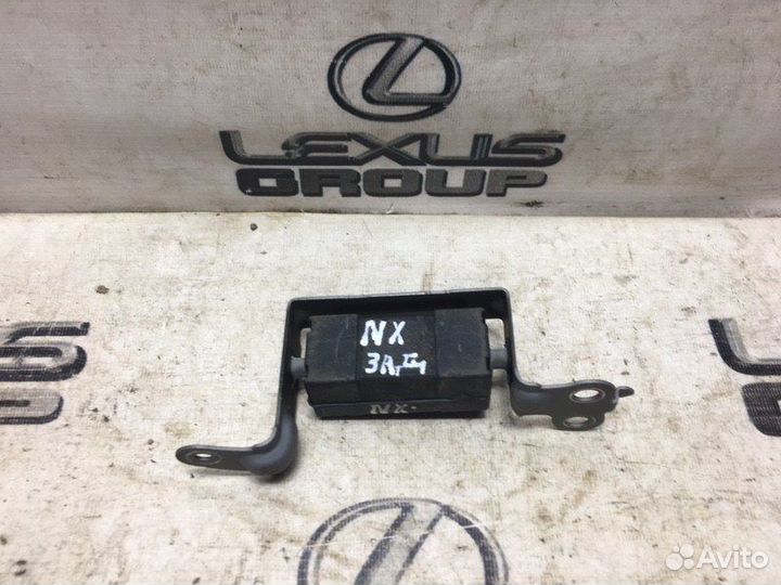 Балансир крышки багажника Lexus NX300h