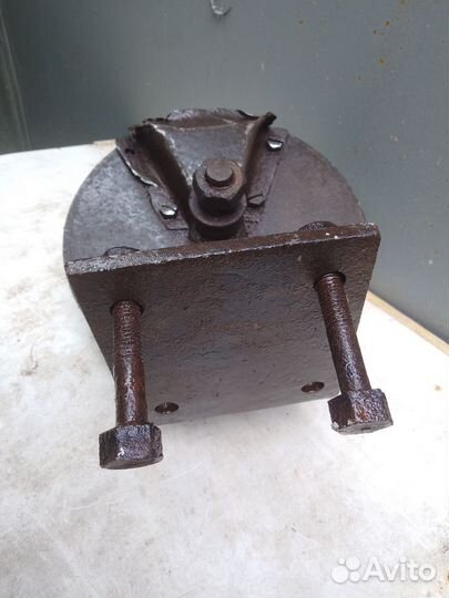 Старинная зернодробилка,жернова, мельница