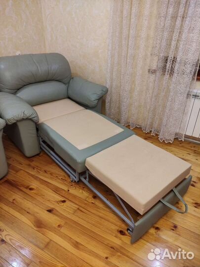 Кожаный диван и кресло
