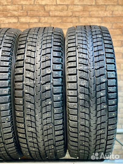 Dunlop SP Winter Ice 01 215/65 R16