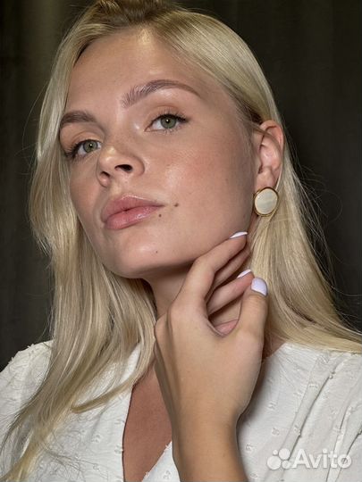 Администратор-бровист салона красоты