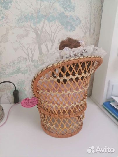 Кукла фарфоровая коллекционная Remeco на кресле