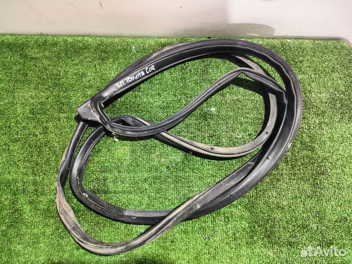 Уплотнитель двери задний правый Toyota Corolla X