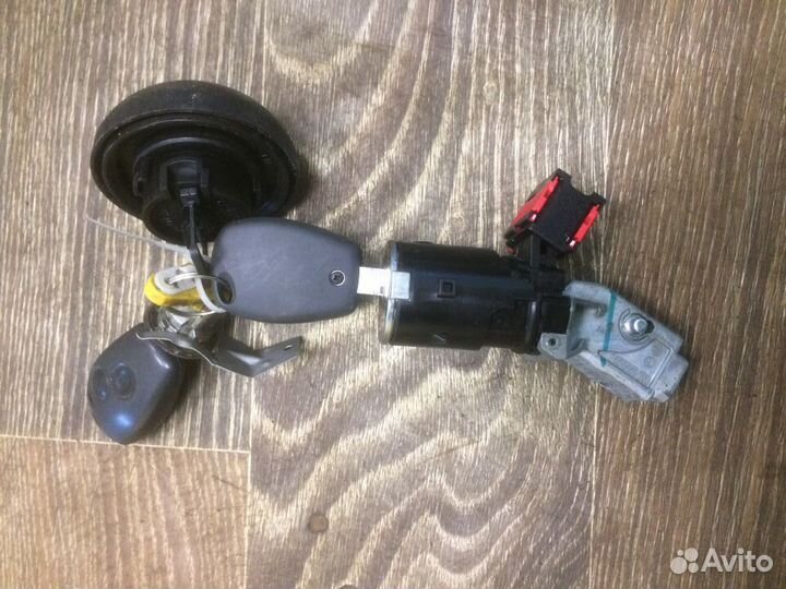 Замок зажигания с ключами и личинками Sandero 2