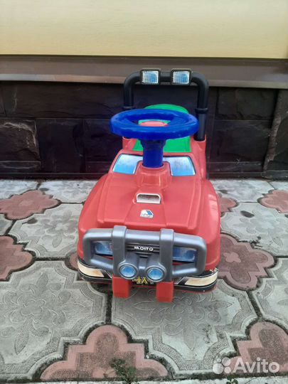 Машинка-каталка толокар Molto с ручкой