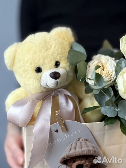 Плюшевый мишка и кустовые розы