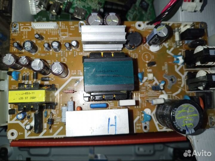 Платы разные с радиодеталями