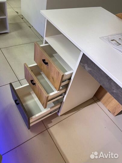 Стол письменный + шкаф. Комлект мебели в детскую