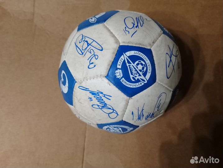Мяч с подписями футболистов. Футбольный клуб зенит
