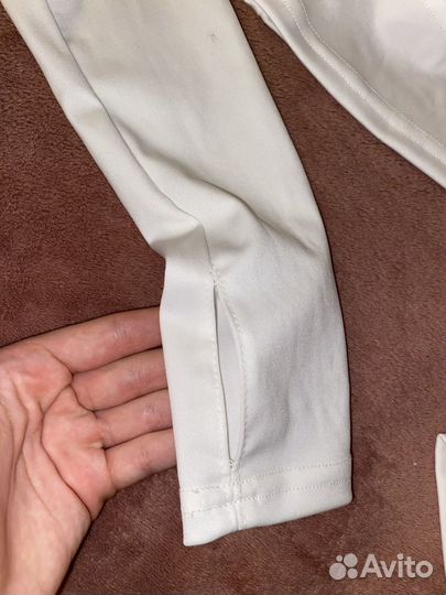 Укороченный лонгслив кроп-топ с вырезом на груди