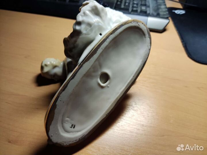 Фарфоровая статуэтка 