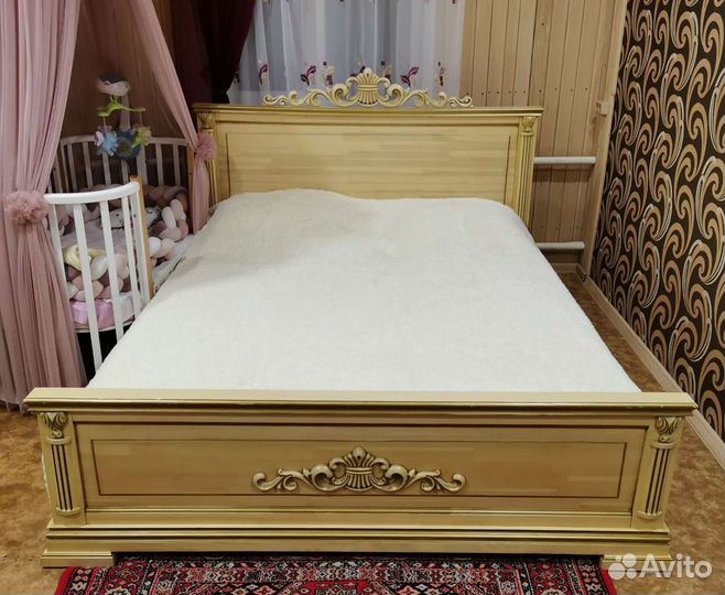 Спальный гарнитур из массива дерева