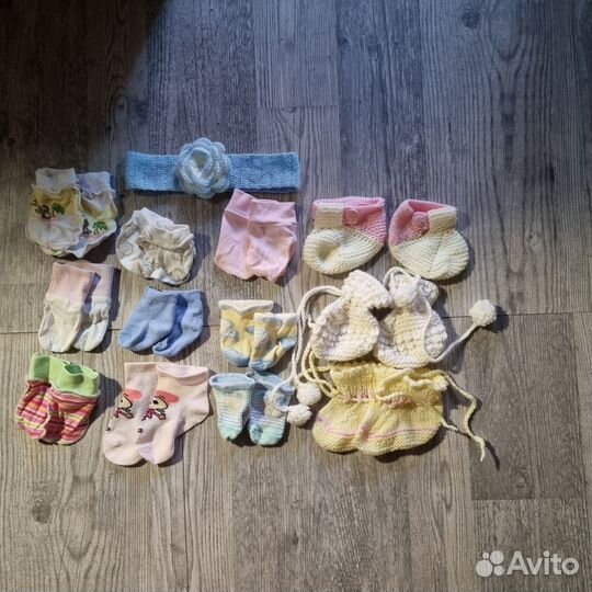 Шапочки, пинетки, царапки на девочку