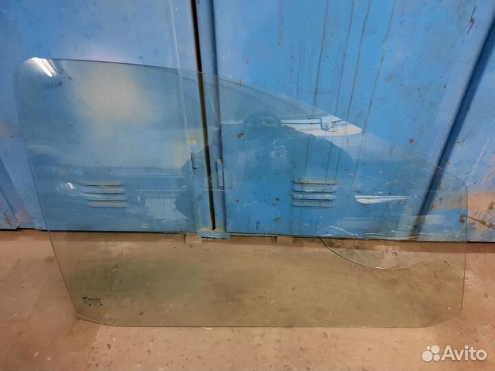 Стекло двери передней правой на VW Sharan 95г