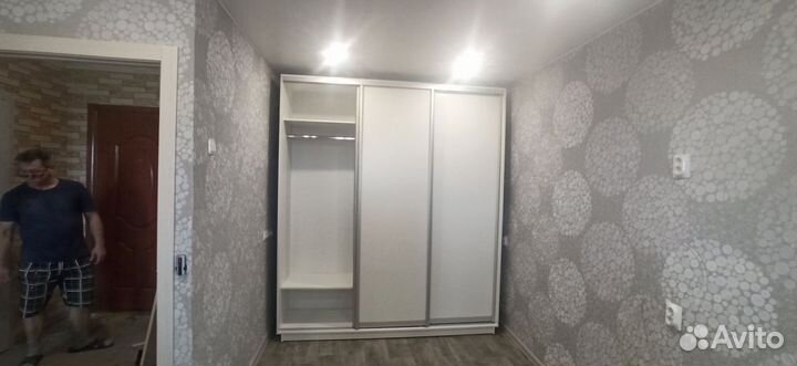 Шкаф-купе трехстворчатый белый