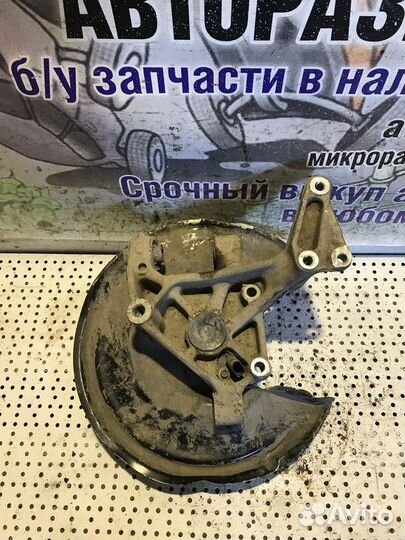 Кулак задний правый Volkswagen Passat