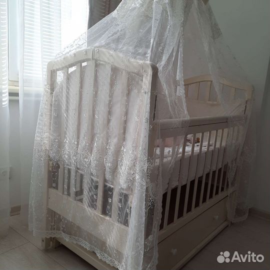 Детская кроватка с маятником и ящиком