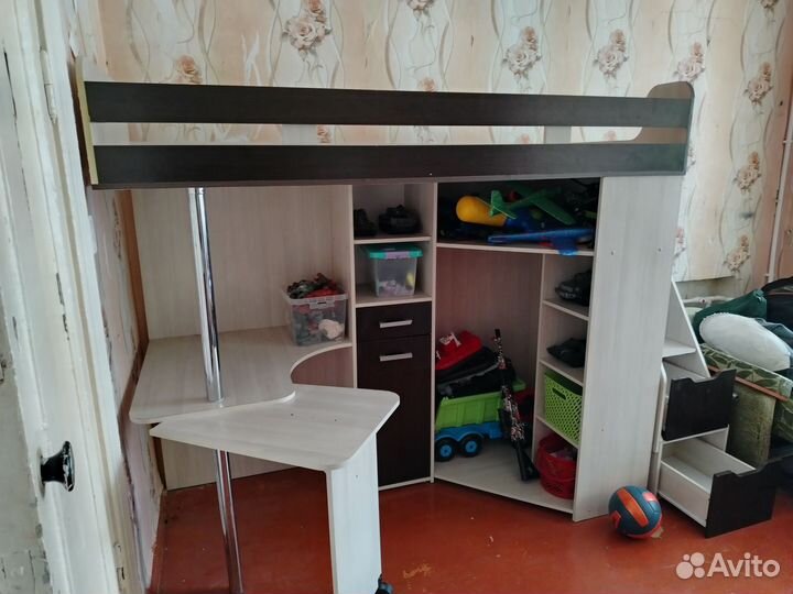 Детская кровать чердак со столом и шкафом