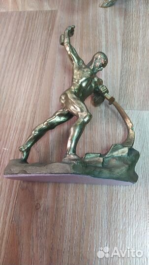 Статуэтка Перекуем мечи на орало. Орёл. Бронза