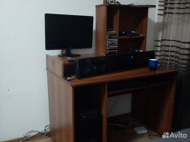 Продам компьютерный стол