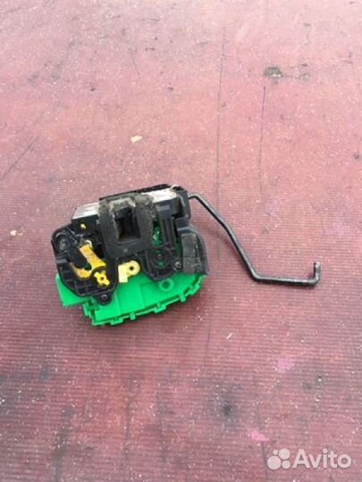 Замок двери задний левый Hyundai Solaris седан