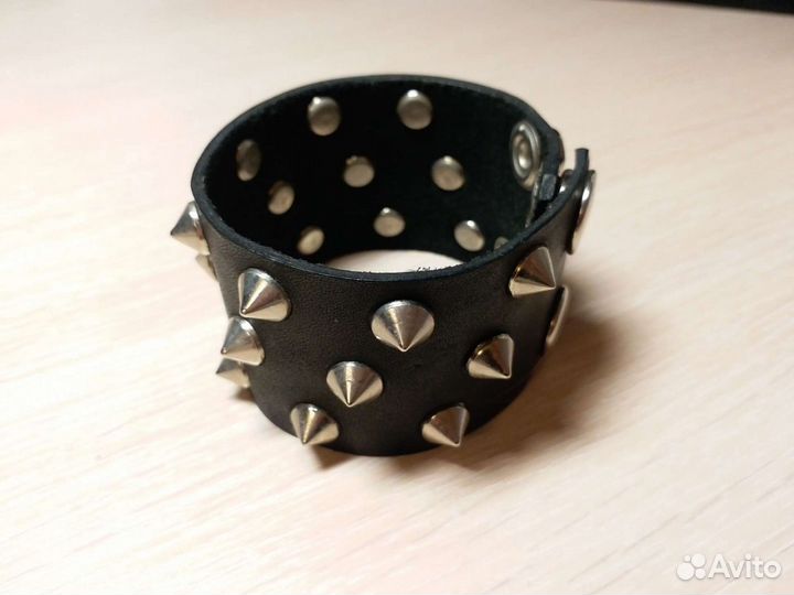 Кожанный браслет / шипованный напульстник
